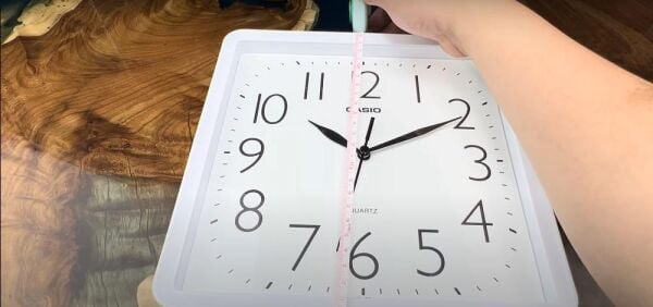 Casio IQ-06-7DF Plastik Kasa Beyaz Renkli 24.5 x 23 cm Çaplı Modern Quartz Saniye Mekanizmalı Duvar Saati