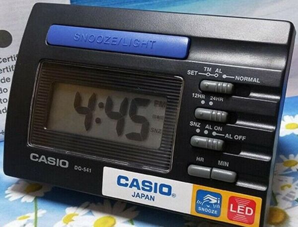 Casio DQ-541-1R Ertelemeli Bip Alarm Işıklı Kadran 12/24 Saat Dilimi Özellikli Masa Saati