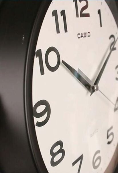 Casio IQ-151-1DF Plastik Kasa Siyah Renkli 25 cm Çaplı Modern Quartz Saniye Mekanizmalı Duvar Saati
