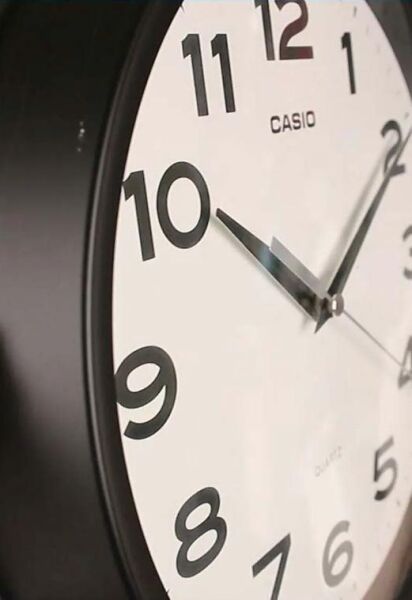 Casio IQ-151-1DF Plastik Kasa Siyah Renkli 25 cm Çaplı Modern Quartz Saniye Mekanizmalı Duvar Saati