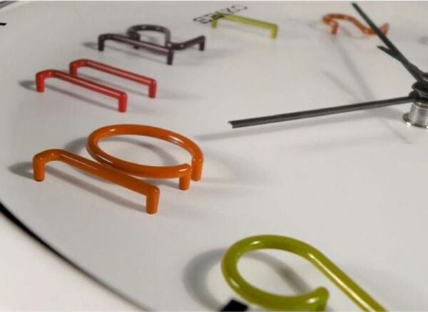 Seiko QXA447H Plastik Kasa Beyaz Renkli 31.8 cm Çaplı 3D Rakamlı Sessiz Saniye Mekanizmalı Duvar Saati