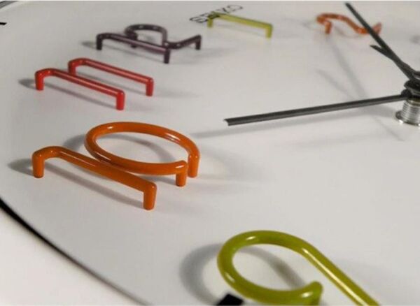 Seiko QXA447H Plastik Kasa Beyaz Renkli 31.8 cm Çaplı 3D Rakamlı Sessiz Saniye Mekanizmalı Duvar Saati