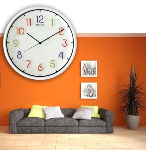 Seiko QXA447H Plastik Kasa Beyaz Renkli 31.8 cm Çaplı 3D Rakamlı Sessiz Saniye Mekanizmalı Duvar Saati