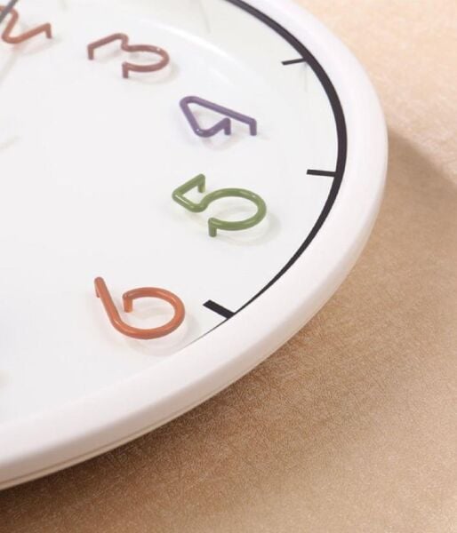 Seiko QXA447H Plastik Kasa Beyaz Renkli 31.8 cm Çaplı 3D Rakamlı Sessiz Saniye Mekanizmalı Duvar Saati