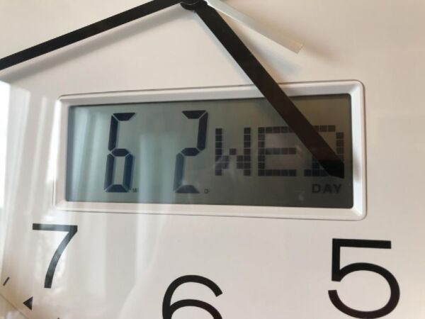 Seiko QXL007S Plastik Kasa Beyaz Renkli 35 cm Çaplı Takvimli Sessiz Saniye Mekanizmalı Duvar Saati