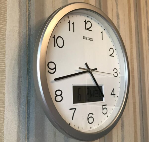 Seiko QXL007S Plastik Kasa Beyaz Renkli 35 cm Çaplı Takvimli Sessiz Saniye Mekanizmalı Duvar Saati