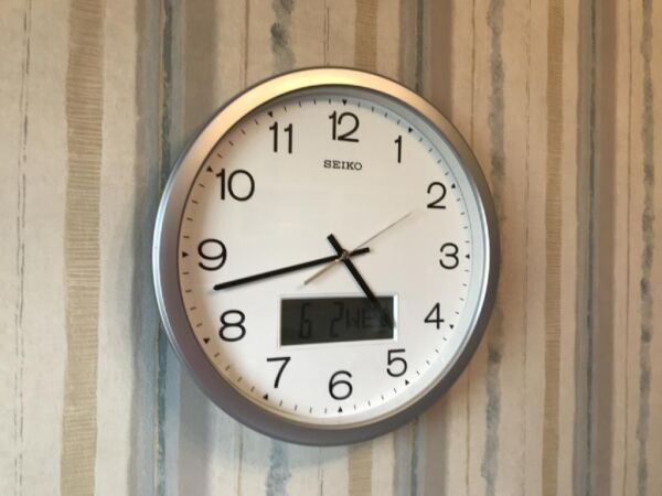 Seiko QXL007S Plastik Kasa Beyaz Renkli 35 cm Çaplı Takvimli Sessiz Saniye Mekanizmalı Duvar Saati