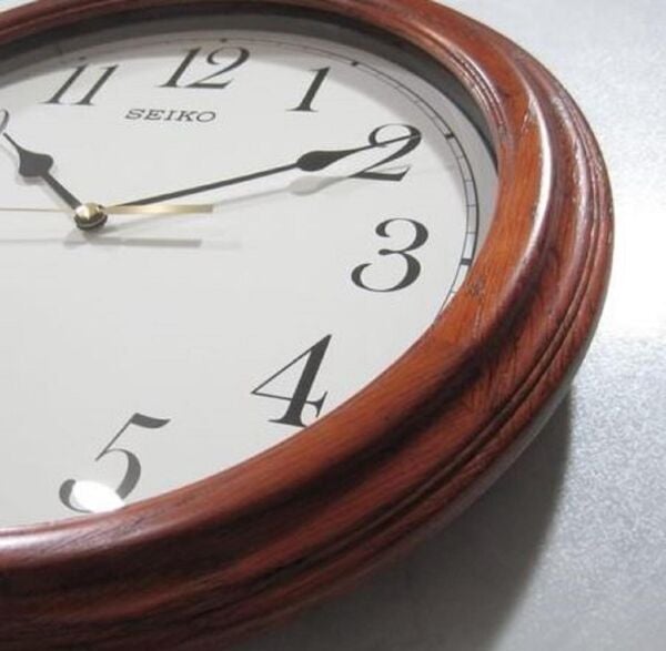 Seiko QXA528B Ahşap Meşe Kasa Kahverengi Renkli 33 cm Çaplı Modern Dekoratif Sessiz Saniye Mekanizmalı Duvar Saati