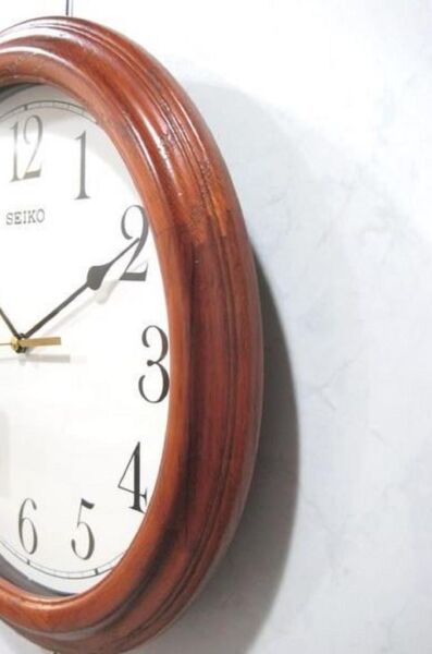 Seiko QXA528B Ahşap Meşe Kasa Kahverengi Renkli 33 cm Çaplı Modern Dekoratif Sessiz Saniye Mekanizmalı Duvar Saati