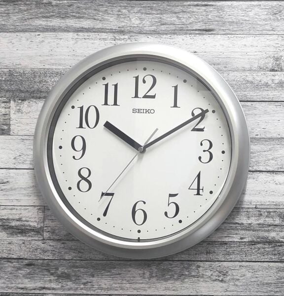 Seiko QXA787S Plastik Kasa Gri Renkli 32 cm Çaplı Modern Dekoratif Quartz Saniye Mekanizmalı Duvar Saati