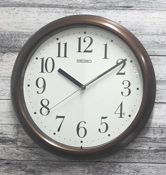 Seiko QXA787B Plastik Kasa Kahverengi Renkli 32.5 cm Çaplı Modern Dekoratif Quartz Saniye Mekanizmalı Duvar Saati
