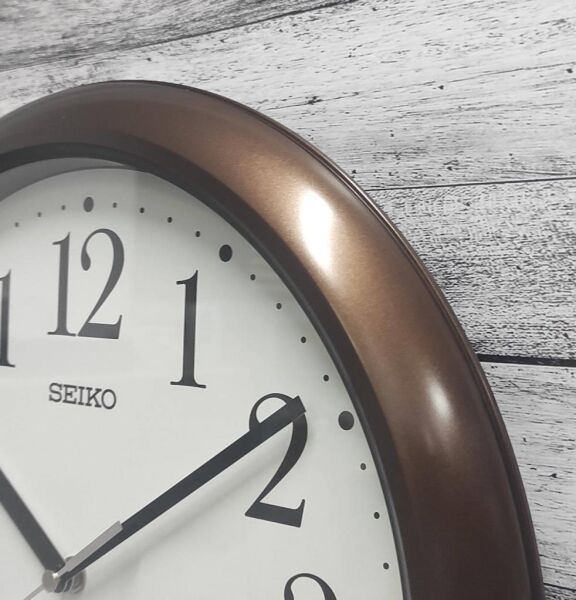 Seiko QXA787B Plastik Kasa Kahverengi Renkli 32.5 cm Çaplı Modern Dekoratif Quartz Saniye Mekanizmalı Duvar Saati