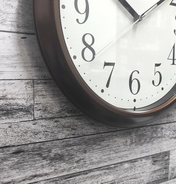 Seiko QXA787B Plastik Kasa Kahverengi Renkli 32.5 cm Çaplı Modern Dekoratif Quartz Saniye Mekanizmalı Duvar Saati