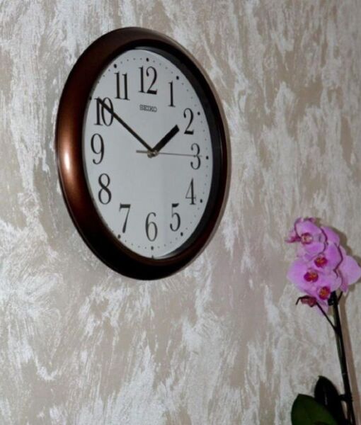 Seiko QXA787B Plastik Kasa Kahverengi Renkli 32.5 cm Çaplı Modern Dekoratif Quartz Saniye Mekanizmalı Duvar Saati