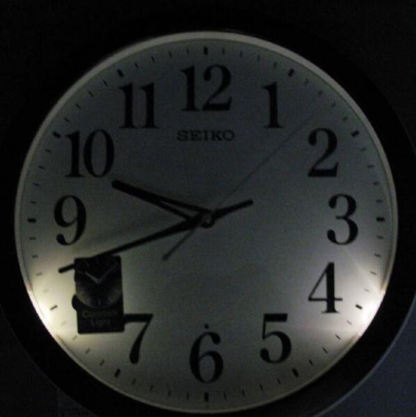 Seiko QXA776B Plastik Kasa Otomatik Işıklı Sensörlü Dekoratif Quartz Saniye Mekanizmalı Duvar Saati