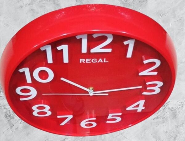 Regal 0916 RR Plastik Kasa Kırmızı Renkli 33 cm Çaplı Modern Sessiz Saniye Mekanizmalı Duvar Saati