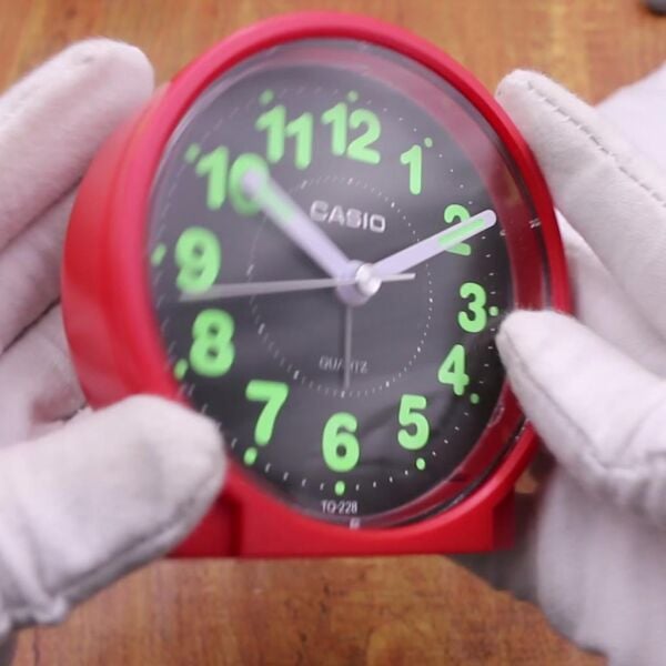 Casio TQ-228-4DF Kırmızı Beep Alarmlı Fosforlu Masa Saati