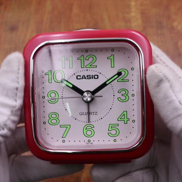 Casio TQ-142-4DF Kırmızı Beep Alarmlı Işıklı Fosforlu Masa Saati