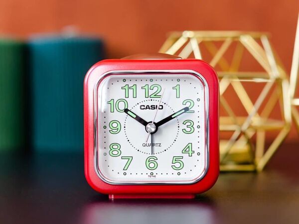 Casio TQ-142-4DF Kırmızı Beep Alarmlı Işıklı Fosforlu Masa Saati