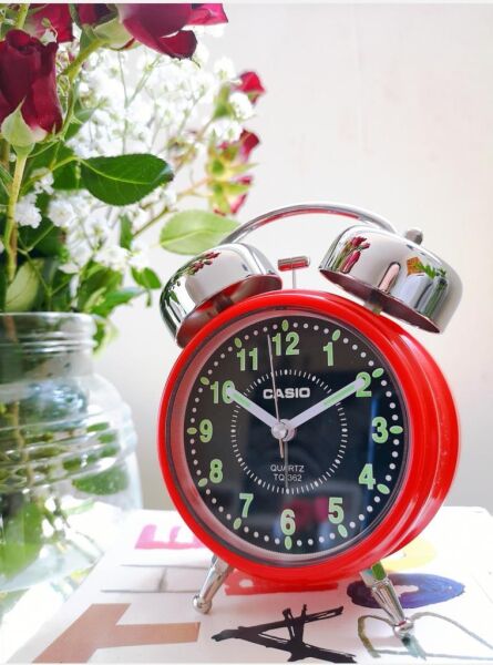 Casio TQ-362-4ADF Kırmızı Ertelemeli Bell Alarmlı Işıklı Analog Masa Saati