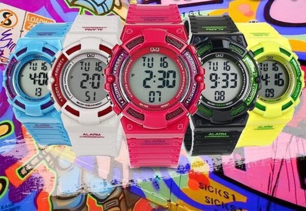 Q&Q M138J003Y 3-9 Yaş Pembe Renkli 10 Atm Alarmlı Işıklı Kronometreli Dijital Su Geçirmez Çocuk Kol Saati
