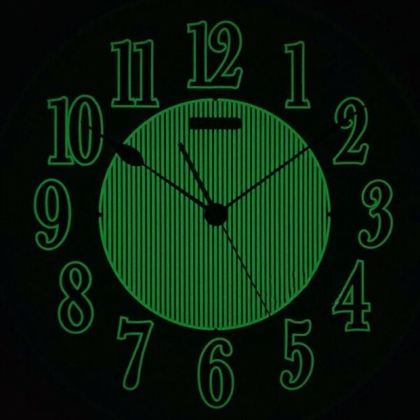 Seiko QXA824B Plastik Kasa Kahverengi Renkli 41 cm Çaplı Fosforlu Modern Dekoratif Sessiz Saniye Mekanizmalı Duvar Saati