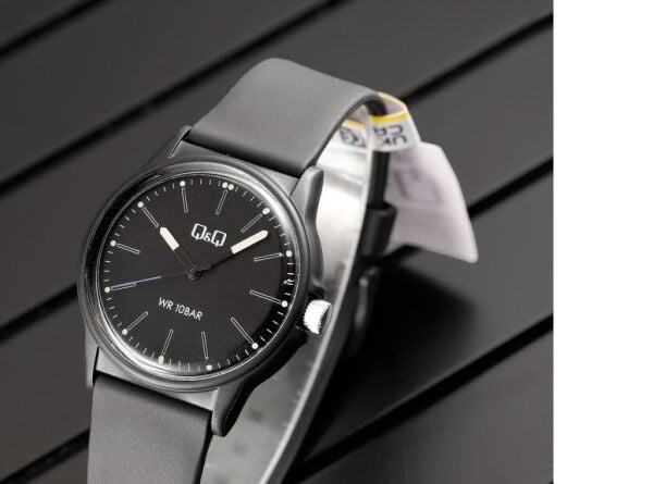 Q&Q V00A-002VY Siyah Renkli Silikon 10 Bar Su Geçirmez Genç Kol Saati