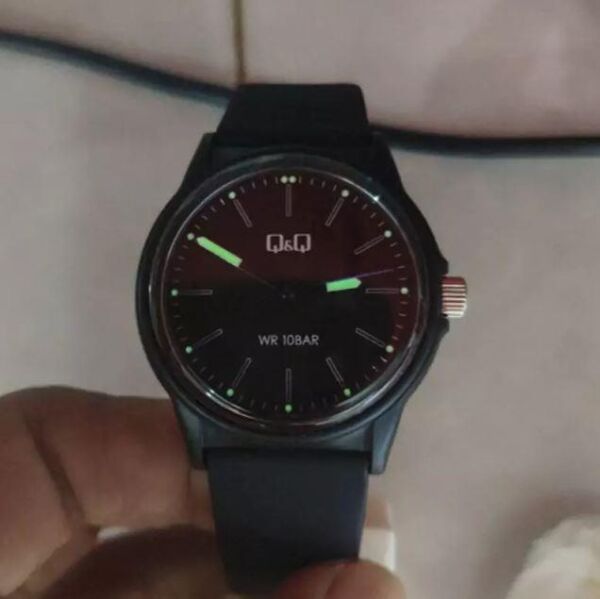 Q&Q V00A-002VY Siyah Renkli Silikon 10 Bar Su Geçirmez Genç Kol Saati