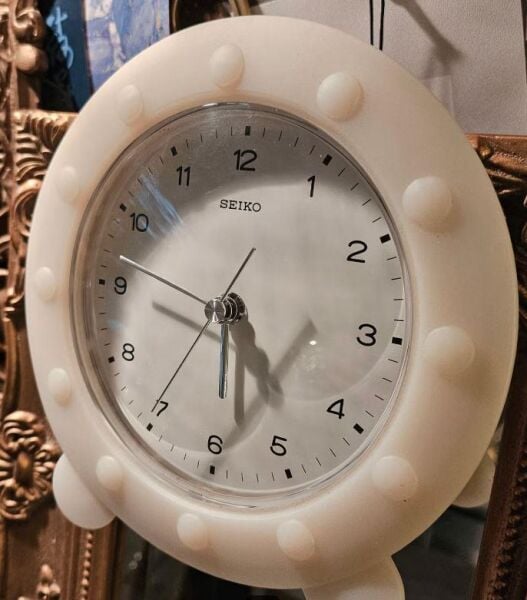 Seiko QXG109W Silikon Kasa 16.5 cm Çaplı Su Sıçralamalarına Dayanıklı Duş ve Banyo Duvar/Masa Saati