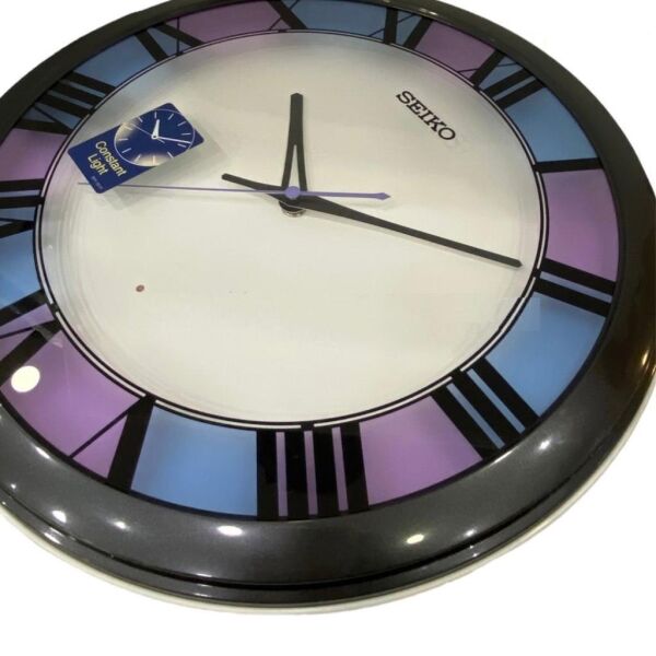 Seiko QHA010K Plastik Kasa Siyah Renkli 33 cm Çaplı Sensörlü Otomatik Sabit Işıklı Quartz Mekanizmalı Duvar Saati