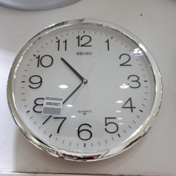 Seiko QXA020S Plastik Kasa Metalik Renkli 36.1 cm Çaplı Modern Dekoratif Quartz Saniye Mekanizmalı Duvar Saati
