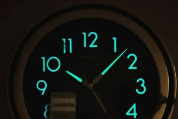 Seiko QXA578F Plastik Kasa LumiBrite Siyah Kadranlı Dekoratif Duvar Saati