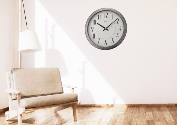 Seiko QXA598S Plastik Kasa Gri Renkli 41 cm Çaplı Eskitme Cilalı Modern Dekoratif Sessiz Saniye Mekanizmalı Duvar Saati