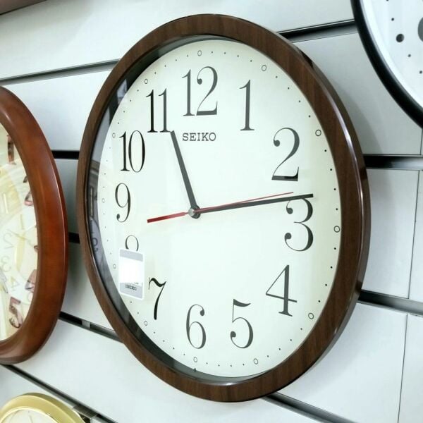 Seiko QXA737B Sessiz Saniye İbreli Ahşap Dokulu Beyaz Kadranlı Dekoratif Duvar Saati