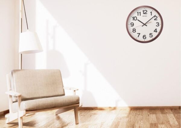 Seiko QXA750B Plastik Kasa Kahverengi Renkli 31 cm Çaplı 3 Boyutlu Rakamlı Sessiz Saniye Mekanizmalı Duvar Saati