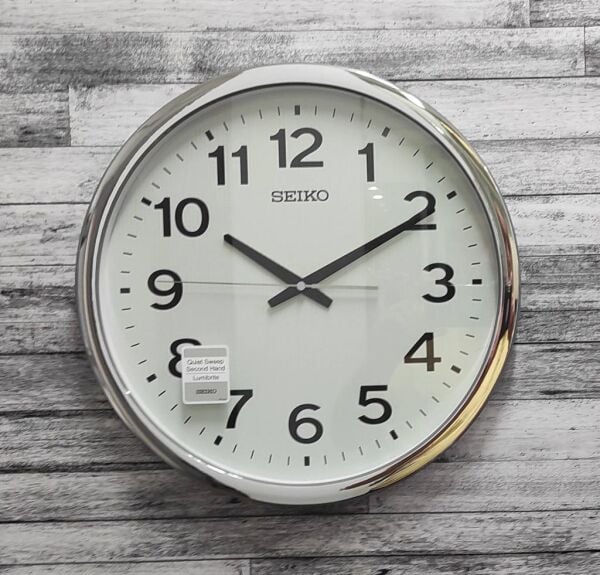 Seiko QXA799S Plastik Kasa Metalik Renkli 40 cm Çaplı LumiBrite Kaplama Kadranlı Modern Sessiz Saniye Mekanizmalı Duvar Saati