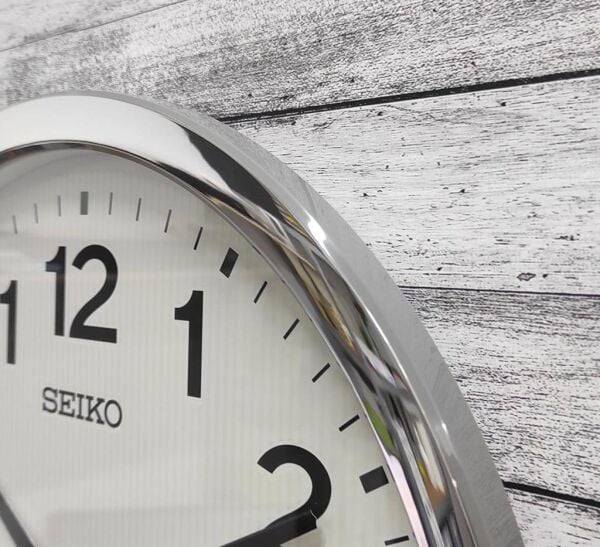 Seiko QXA799S Plastik Kasa Metalik Renkli 40 cm Çaplı LumiBrite Kaplama Kadranlı Modern Sessiz Saniye Mekanizmalı Duvar Saati