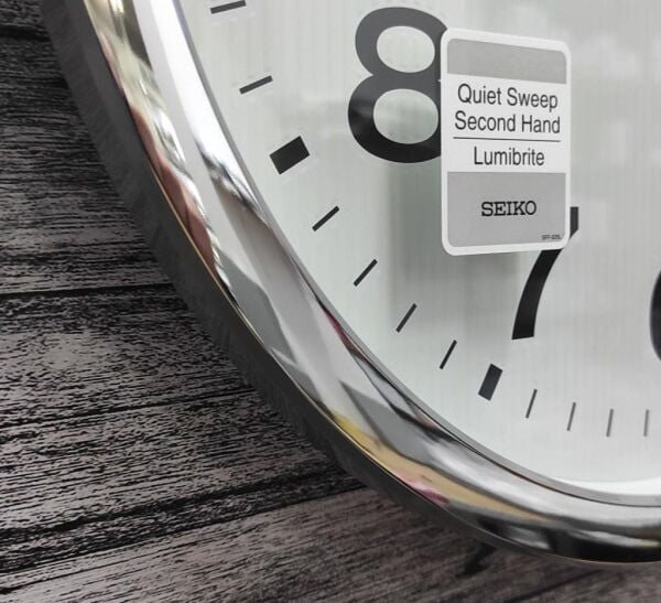 Seiko QXA799S Plastik Kasa Metalik Renkli 40 cm Çaplı LumiBrite Kaplama Kadranlı Modern Sessiz Saniye Mekanizmalı Duvar Saati