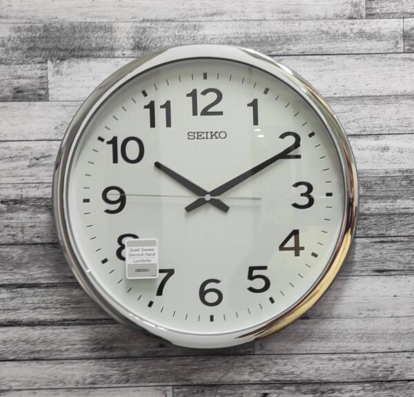 Seiko QXA799S Plastik Kasa Metalik Renkli 40 cm Çaplı LumiBrite Kaplama Kadranlı Modern Sessiz Saniye Mekanizmalı Duvar Saati
