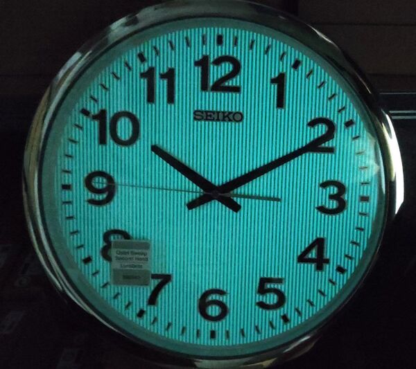 Seiko QXA799S Plastik Kasa Metalik Renkli 40 cm Çaplı LumiBrite Kaplama Kadranlı Modern Sessiz Saniye Mekanizmalı Duvar Saati