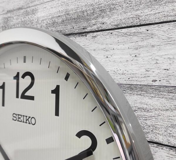 Seiko QXA799S Plastik Kasa Metalik Renkli 40 cm Çaplı LumiBrite Kaplama Kadranlı Modern Sessiz Saniye Mekanizmalı Duvar Saati