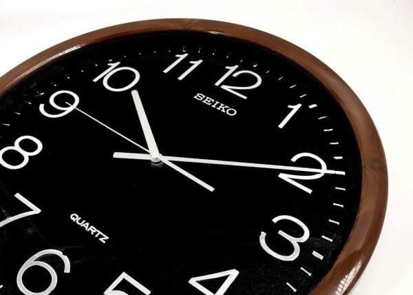 Seiko QXA807A Plastik Kasa Kahverengi Renkli 36.3 cm Çaplı Modern Dekoratif Sessiz Saniye Mekanizmalı Duvar Saati