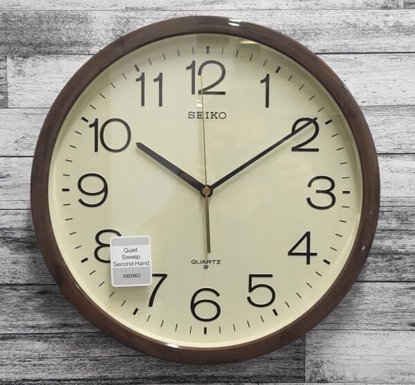 Seiko QXA807B Plastik Kasa Kahverengi Renkli 36.3 cm Çaplı Modern Dekoratif Sessiz Saniye Mekanizmalı Duvar Saati