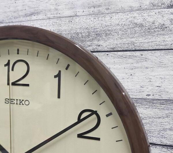 Seiko QXA807B Plastik Kasa Kahverengi Renkli 36.3 cm Çaplı Modern Dekoratif Sessiz Saniye Mekanizmalı Duvar Saati