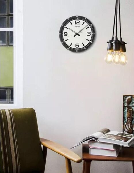 Seiko QXA809J Plastik Kasa Siyah Renkli 35 cm Çaplı Modern Dekoratif Sessiz Saniye Mekanizmalı Duvar Saati