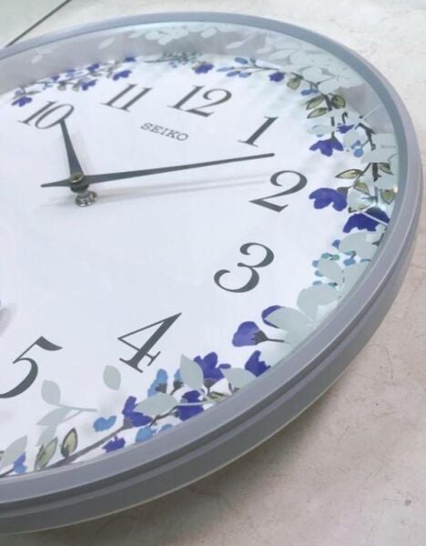 Seiko QXC238N Plastik Kasa Beyaz Renkli 33 cm Çaplı Tavşan Figürlü Sarkaçlı Modern Sessiz Saniye Mekanizmalı Duvar Saati