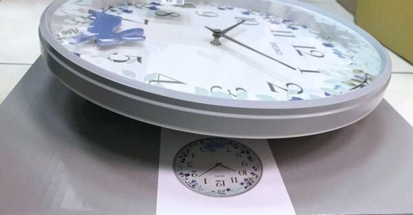 Seiko QXC238N Plastik Kasa Beyaz Renkli 33 cm Çaplı Tavşan Figürlü Sarkaçlı Modern Sessiz Saniye Mekanizmalı Duvar Saati