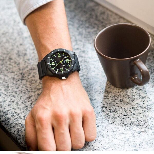 Q&Q V30A-005VY Siyah Renkli Silikon 10 Atm Su Geçirmez Genç Kol Saati