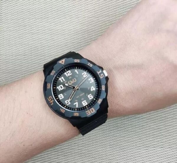 Q&Q VR18J014Y Siyah Renkli Fosforlu 10 Atm Su Geçirmez Genç Kol Saati