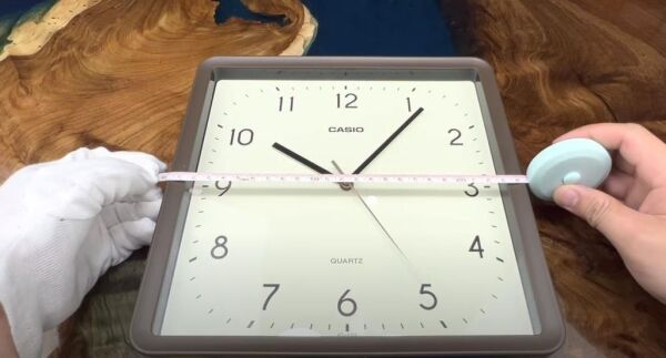 Casio IQ-152-5DF Plastik Kasa Kahverengi Renkli 25 cm Çaplı Modern Quartz Saniye Mekanizmalı Duvar Saati